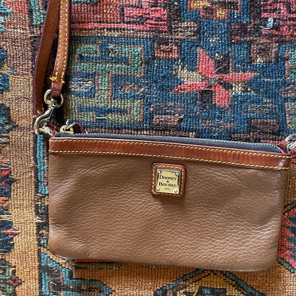 Dooney & Bourke Vintage Brown Pebble Leather Wristlet Bag Red Leather Lining 8x5 - Picture 1 of 9